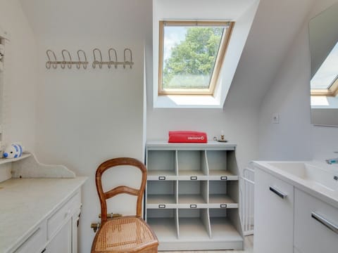 Property, Furniture, Cabinetry, Building, Drawer, Wood, Shelving, Window, Interior Design, Architecture