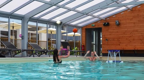Indoor pool, sun loungers