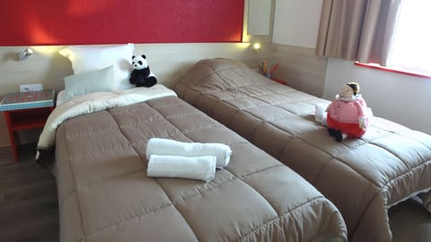 Blackout drapes, free WiFi, bed sheets