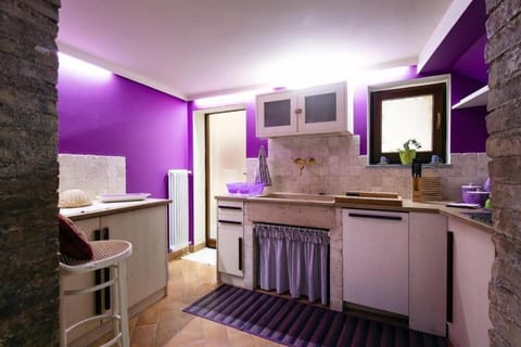 Stovetop, cookware/dishes/utensils, dining tables