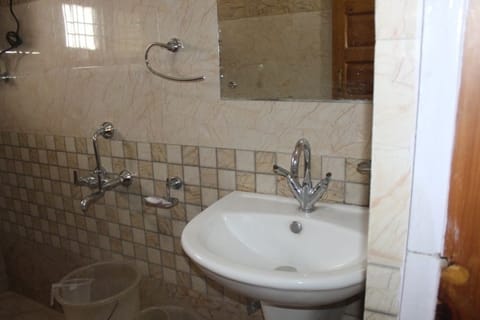 Deluxe Double Room, 1 Double Bed, Smoking | Bathroom sink