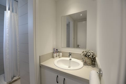 Luxury Townhome, Garden View (Lemon) | Bathroom | Shower, free toiletries, hair dryer, towels