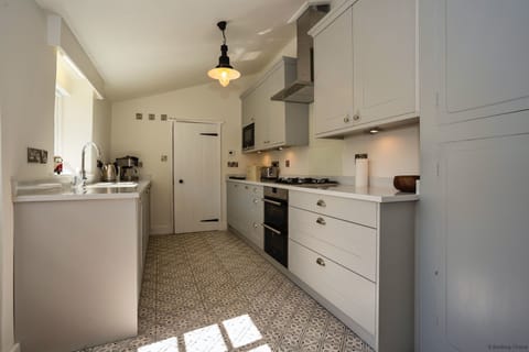 Cottage | Private kitchen | Fridge, microwave, oven, stovetop