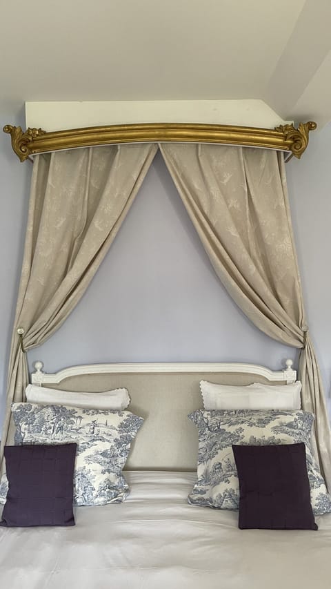 Deluxe Double Room, Private Bathroom (Chambre Bleue) | 1 bedroom