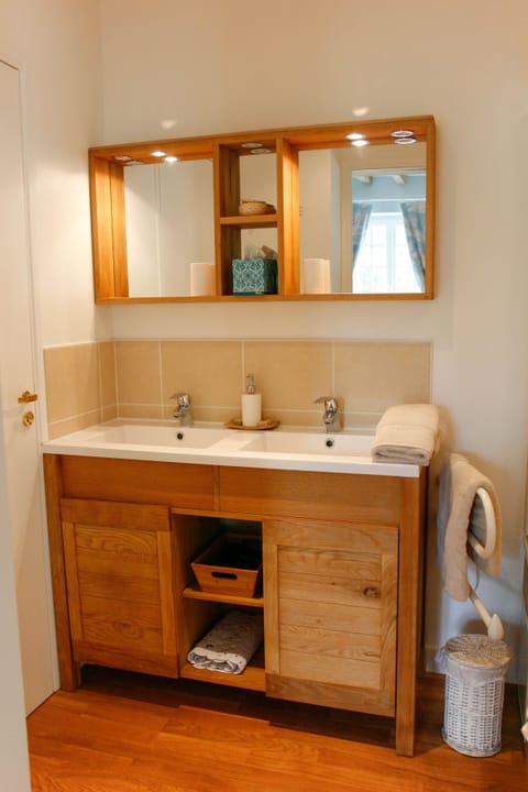 Deluxe Suite, Private Bathroom | Bathroom