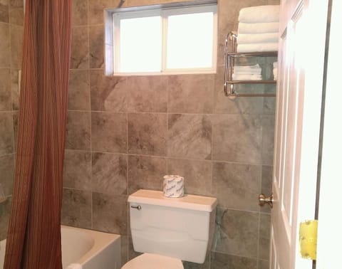 Combined shower/tub, deep soaking tub, free toiletries, hair dryer