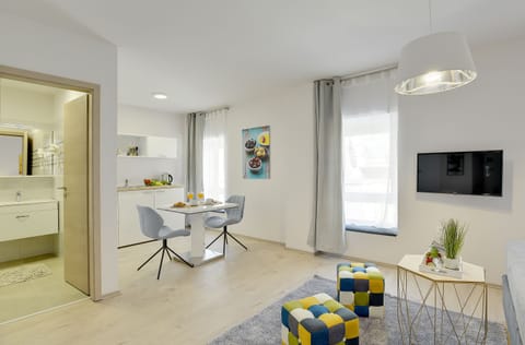 City Studio Suite, 1 King Bed, Non Smoking | Private kitchen | Electric kettle