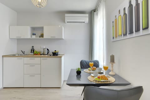Studio (8) | Soundproofing, iron/ironing board, free cribs/infant beds, free WiFi
