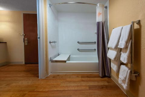 Combined shower/tub, free toiletries, hair dryer, towels