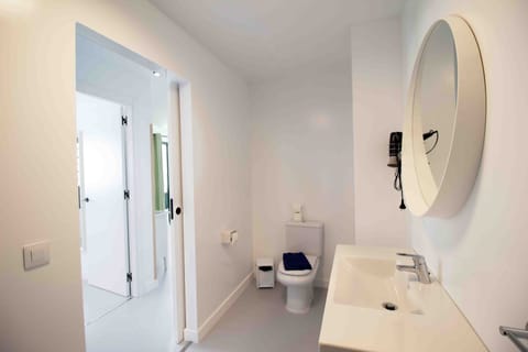 Comfort Apartment, 2 Bedrooms | Bathroom | Shower, hair dryer, towels