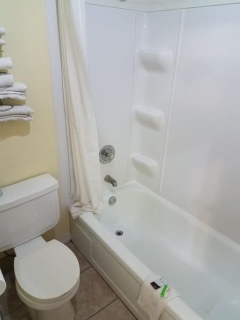 Combined shower/tub, towels