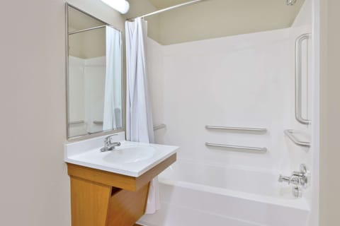 Standard Room, 1 Double Bed, Accessible, Non Smoking (Bathtub) | Bathroom | Combined shower/tub, hair dryer, towels