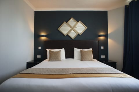 Classic Double Room, Ensuite | Hypo-allergenic bedding, blackout drapes, iron/ironing board, free WiFi