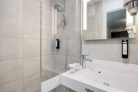 Basic Quadruple Room | Bathroom | Shower, free toiletries, hair dryer, towels