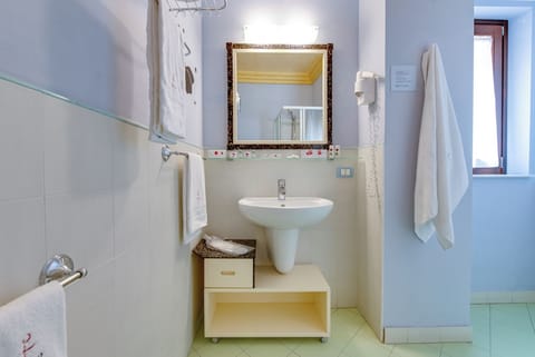 Triple Room | Bathroom | Shower, free toiletries, hair dryer, bidet