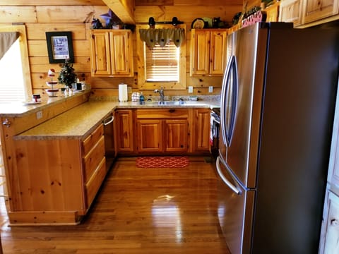 ALL NEW APPLIANCES, NEW DINING, COOK, BAKE WARE, NEW EVERYTHING TO GO WITH CABIN