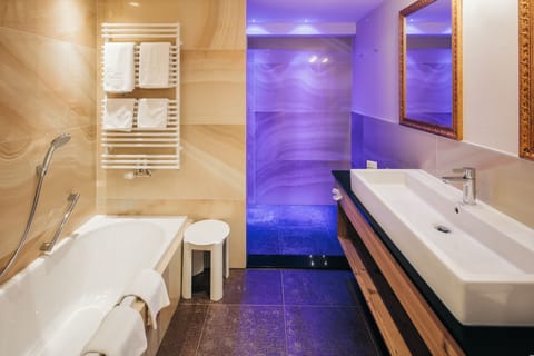 Family Room | Bathroom | Deep soaking tub, free toiletries, hair dryer