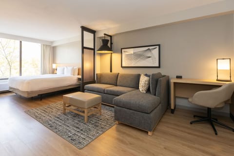 Room, 1 King Bed (High Floor) | Hypo-allergenic bedding, in-room safe, desk, blackout drapes