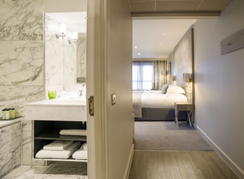 Junior Suite, 1 King Bed, Sea View | In-room safe, desk, laptop workspace, blackout drapes