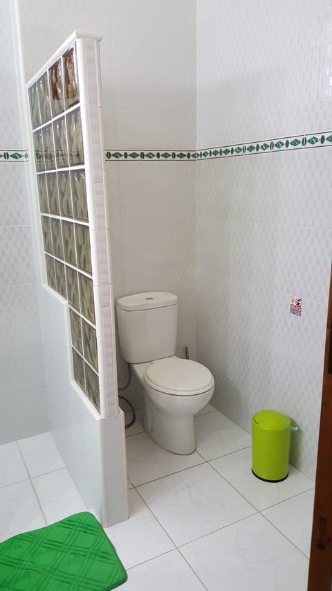 Junior Suite, Balcony | Bathroom | Shower, free toiletries, hair dryer, bathrobes