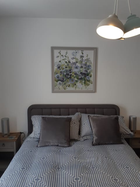 Double Room, 1 King Bed, Ensuite | Iron/ironing board, free WiFi, bed sheets