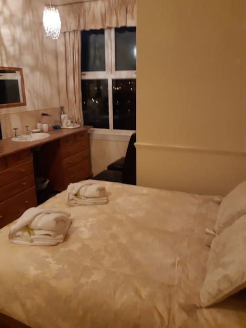 Double Room, Sea View (En-Suite) | Iron/ironing board, free WiFi, bed sheets