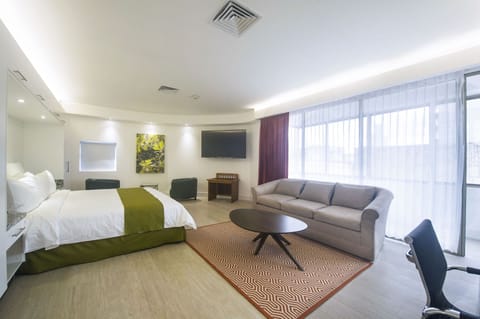 Suite Gales | In-room safe, individually decorated, individually furnished, desk