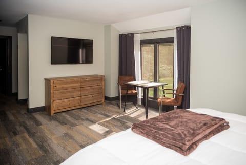 Deluxe Room, 1 King Bed | Pillowtop beds, desk, laptop workspace, blackout drapes