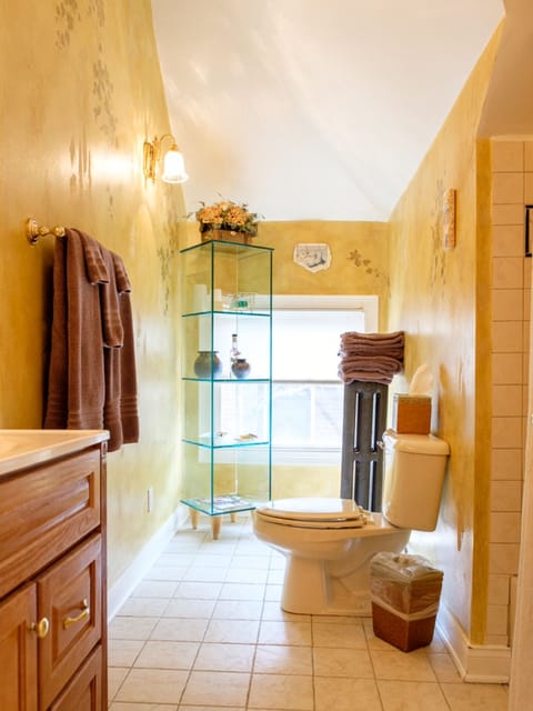 Margaret Rose Room | Bathroom | Free toiletries, hair dryer, bathrobes, towels