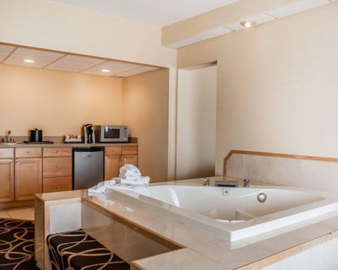 Suite, Multiple Beds, Accessible, Non Smoking | Bathroom | Combined shower/tub, free toiletries, hair dryer, towels