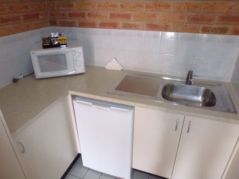 King Room  | Private kitchenette | Fridge, microwave, coffee/tea maker, electric kettle