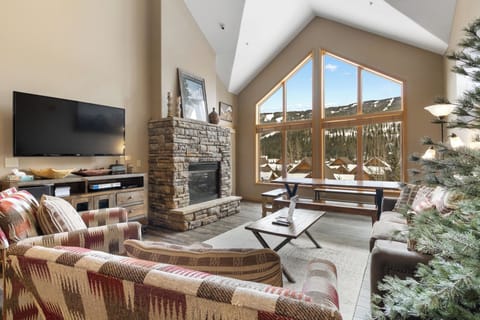 Gateway #5095 living area featuring sweeping mountain and slope views.