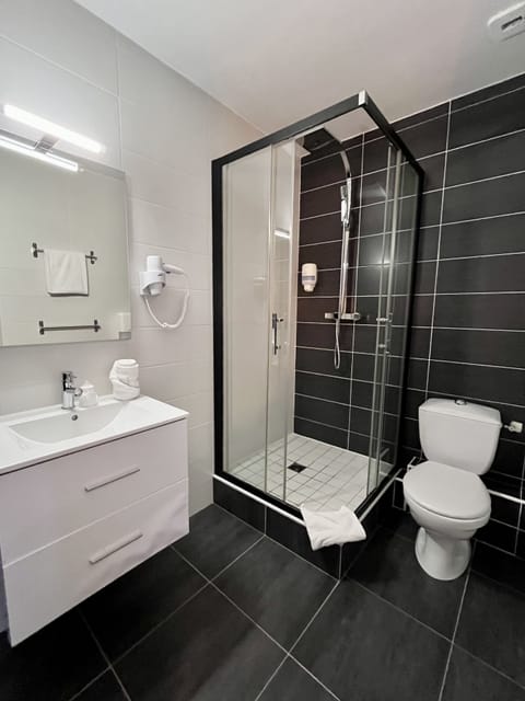 Double Room | Bathroom | Shower, free toiletries, hair dryer, towels