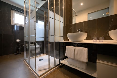 Luxury Suite, Hot Tub | Bathroom | Free toiletries, hair dryer, bathrobes, slippers