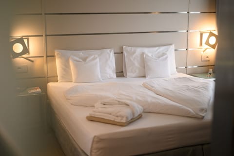 Luxury Suite, Hot Tub | Frette Italian sheets, premium bedding, down comforters, minibar
