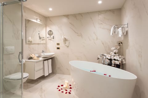 Deluxe Suite, 1 King Bed | Bathroom | Free toiletries, hair dryer, bathrobes, slippers