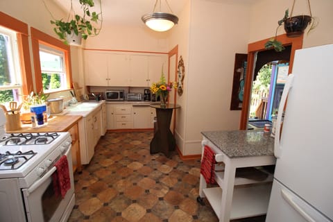 Kitchen: Coffee maker, toaster, microwave, dish washer; all essentials provided.