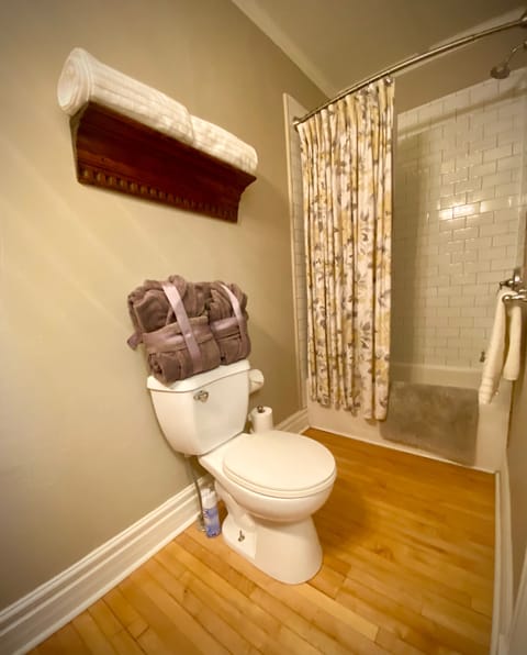 Petite Kroeg, 1 Queen Bed, Non Smoking | Bathroom | Designer toiletries, hair dryer, bathrobes, towels