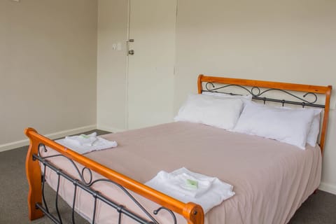 Standard Room, 1 Queen Bed, Non Smoking, Ensuite | WiFi, bed sheets
