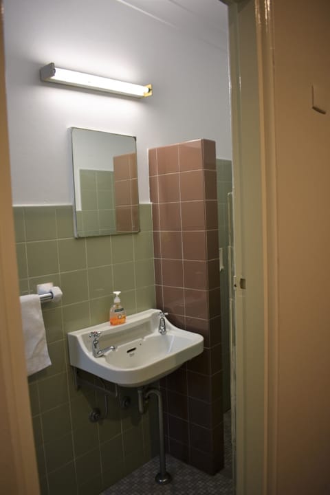 Standard Room, Non Smoking, Ensuite | Bathroom | Free toiletries, towels