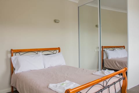 Standard Room, 1 Queen Bed, Non Smoking, Ensuite | WiFi, bed sheets