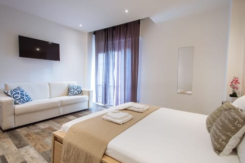 Luxury Double or Twin Room | Minibar, desk, soundproofing, free WiFi