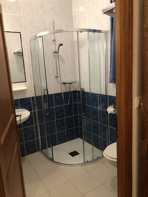 Shower, free toiletries, hair dryer, towels