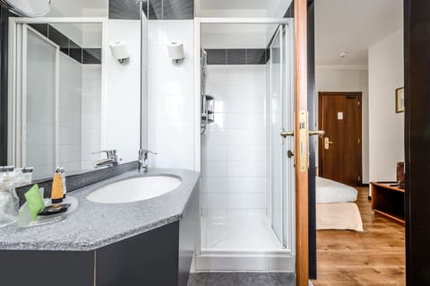 Standard Single Room | Bathroom | Shower, free toiletries, hair dryer, bidet