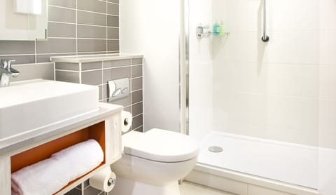 Combined shower/tub, free toiletries, hair dryer, towels