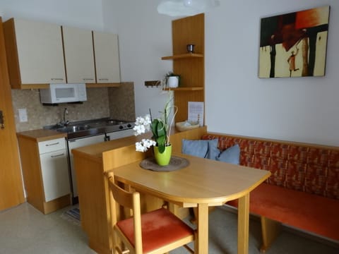 Basic Apartment, 1 King Bed | In-room dining