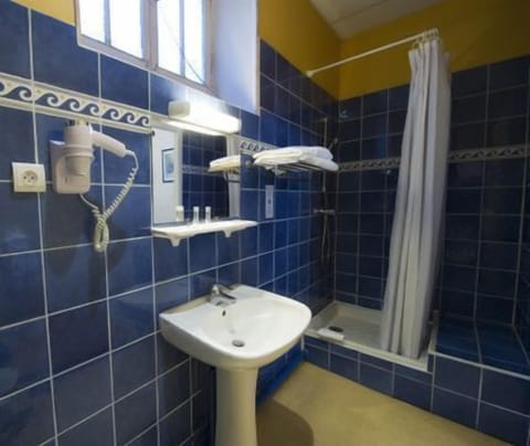 Classic Double Room | Bathroom | Free toiletries, hair dryer, towels