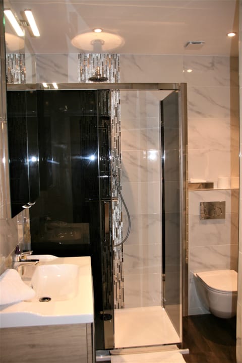 Classic Room | Bathroom | Free toiletries, hair dryer, towels