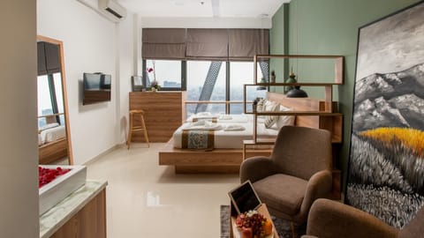 Deluxe Twin Room, 1 Bedroom, City View | Premium bedding, minibar, in-room safe, desk