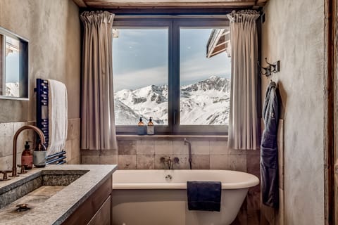 Deluxe Penthouse, Multiple Bedrooms, Mountain View | Bathroom | Deep soaking tub, free toiletries, hair dryer, bathrobes